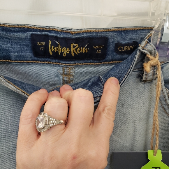 Indigo Rein, NWT, curvy high rise crop, button down distressed jeans SZ17 W32 - Picture 12 of 16